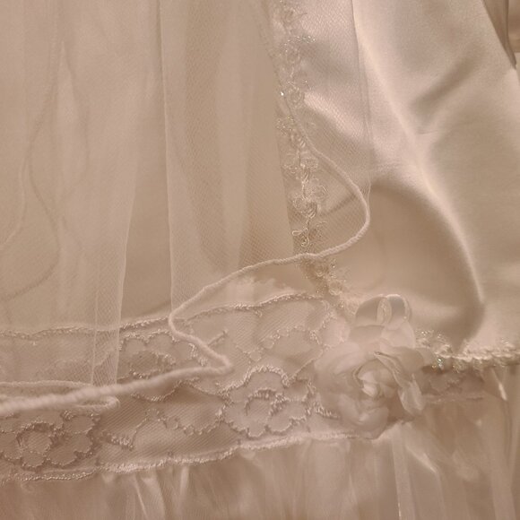 White Maxi Dress with a Blouse and Bow Hairclip - Picture 4 of 4